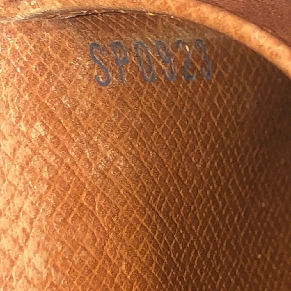 LOUIS VUITTON Authentic BiFold Monogram Wallet SP0923